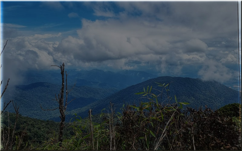 Gunung Liangpahang Mengagumkan di Pegunungan Tahan